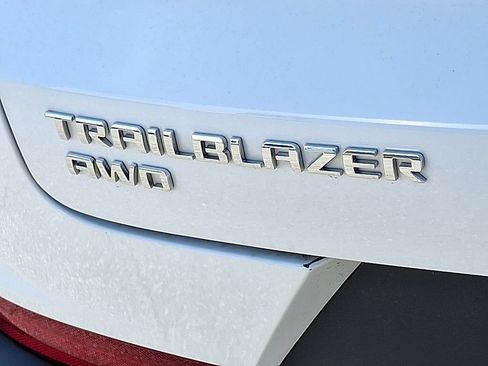 Used 2025 Chevrolet TrailBlazer LT AWD/4WD image 32