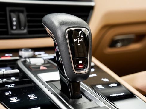 Certified 2023 Porsche Cayenne Platinum Edition image 21