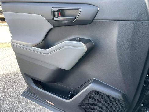 Used 2023 Toyota Highlander LE image 15