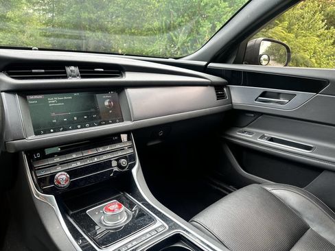 Used 2016 Jaguar XF R-Sport image 11
