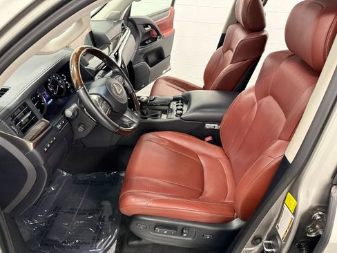Used 2019 Lexus LX 570 4WD w/ Luxury Package image 16