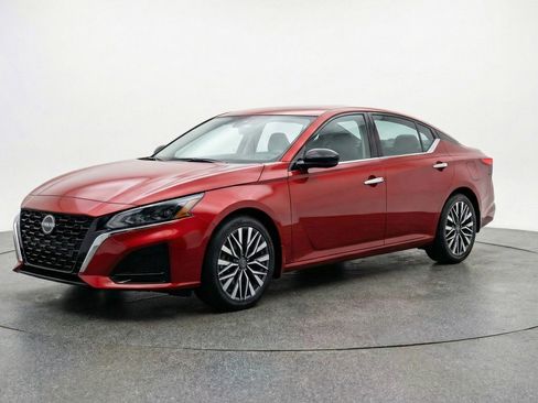 Used 2025 Nissan Altima 2.5 SV image 3