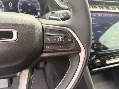 Used 2023 Jeep Grand Cherokee L Limited w/ Luxury Tech Group II AWD/4WD image 16