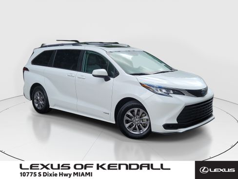 Used 2021 Toyota Sienna LE w/ LE Plus Package FWD image 1