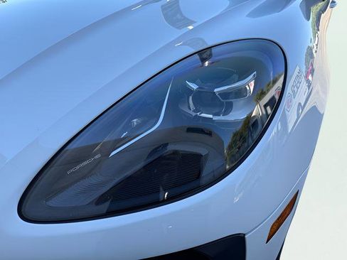 Used 2021 Porsche Macan image 32