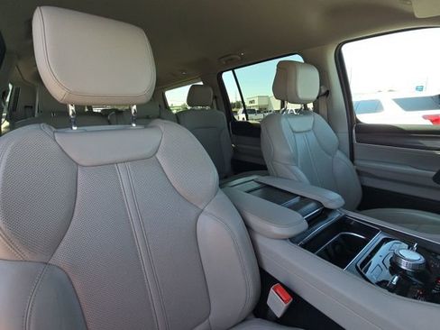 Used 2023 Jeep Wagoneer Series III w/ Preferred Equipment Group image 23