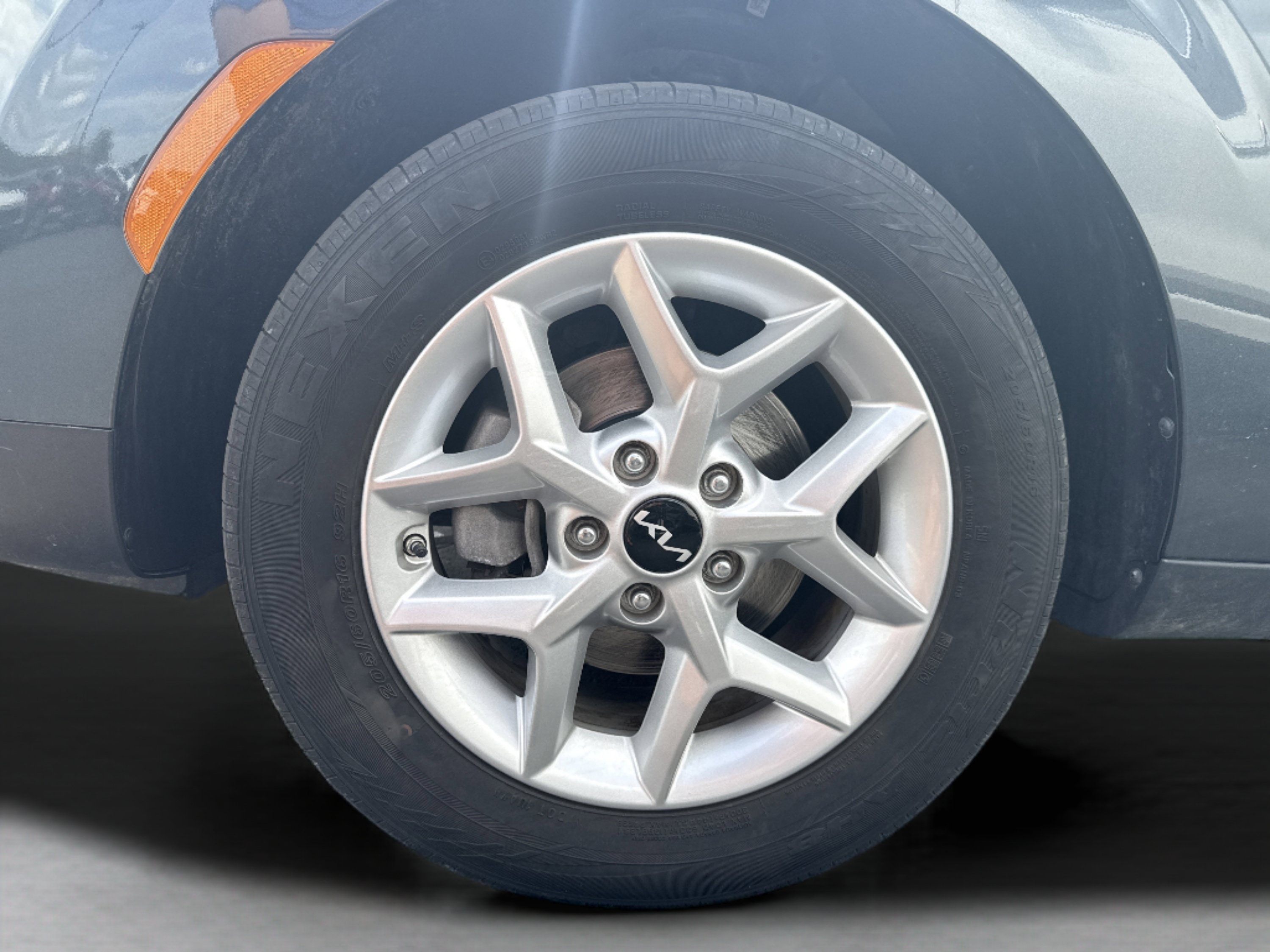Used 2025 Kia Soul LX w/ LX Technology Package FWD image 7