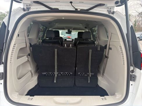 Used 2024 Chrysler Pacifica Touring-L image 25