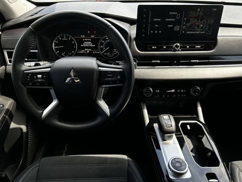 Used 2025 Mitsubishi Outlander SE FWD image 2