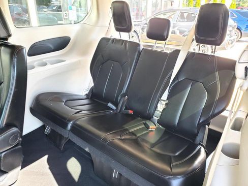 Used 2024 Chrysler Pacifica Touring-L FWD image 17