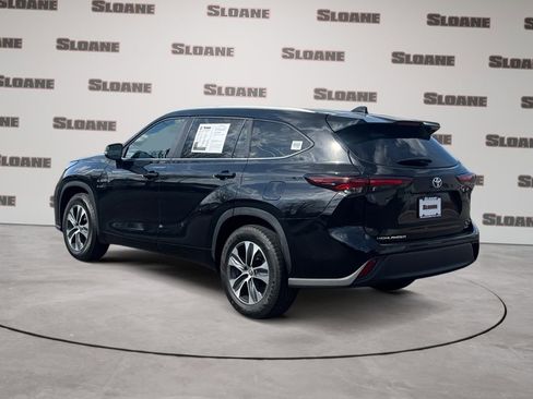Used 2024 Toyota Highlander XLE image 3