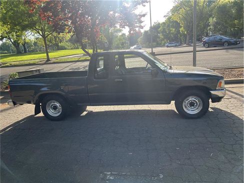 Used 1990 Toyota Pickup Deluxe image 4
