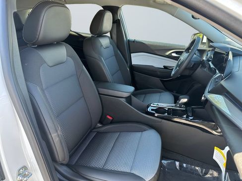 Used 2025 Chevrolet Trax LT FWD image 15