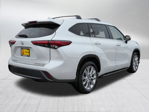 Used 2023 Toyota Highlander Limited image 8