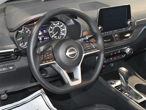 Certified 2025 Nissan Altima 2.5 SV FWD image 2