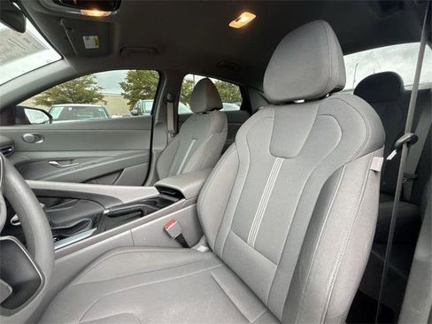 Certified 2025 Hyundai Elantra SE image 11