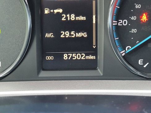 Used 2018 Toyota RAV4 LE AWD/4WD image 30