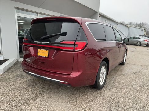 Used 2023 Chrysler Pacifica Touring-L image 5