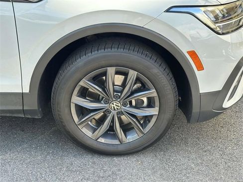 Certified 2022 Volkswagen Tiguan SE w/ Panoramic Sunroof Package image 5