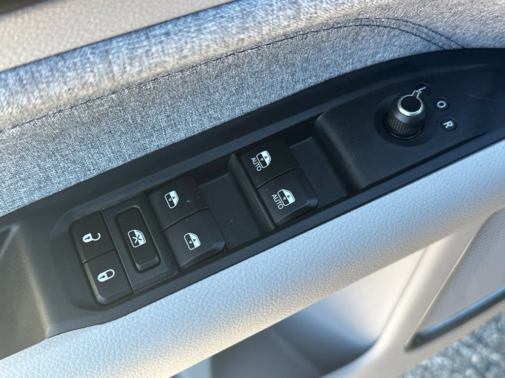 Used 2023 Jeep Compass Latitude w/ Sun and Sound Group AWD/4WD image 16