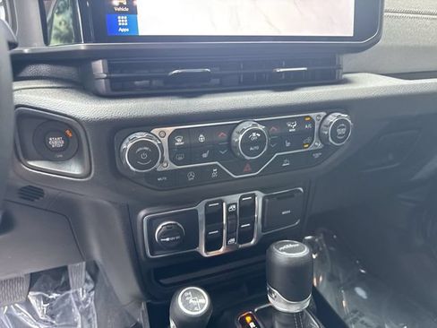 Used 2024 Jeep Gladiator Sport AWD/4WD image 23