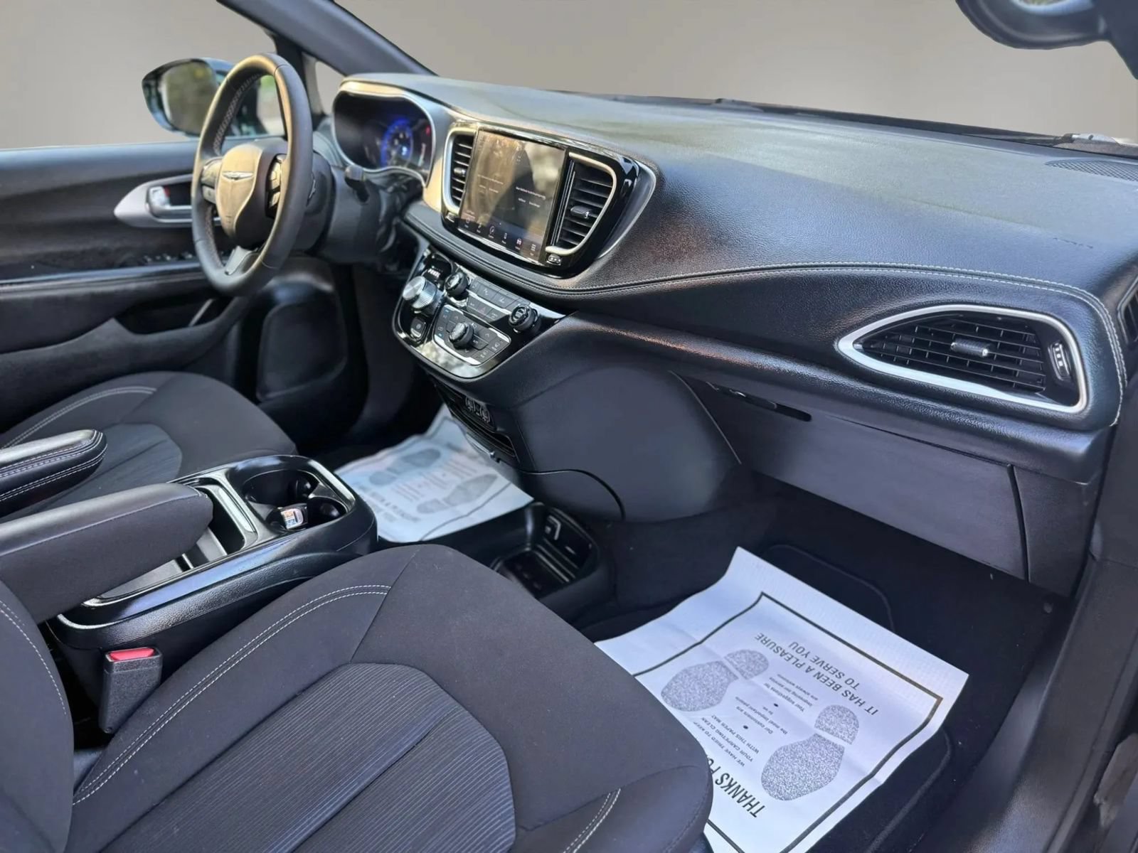 Used 2024 Chrysler Pacifica Touring FWD image 16