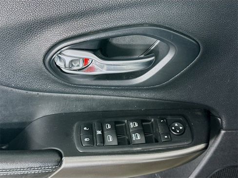 Used 2020 Jeep Cherokee Latitude Plus image 24