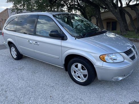 Used 2006 Dodge Grand Caravan SXT w/ Leather Interior Group FWD image 3