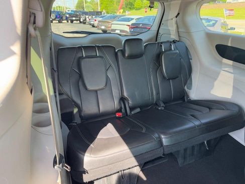 Used 2023 Chrysler Pacifica Touring-L FWD image 13