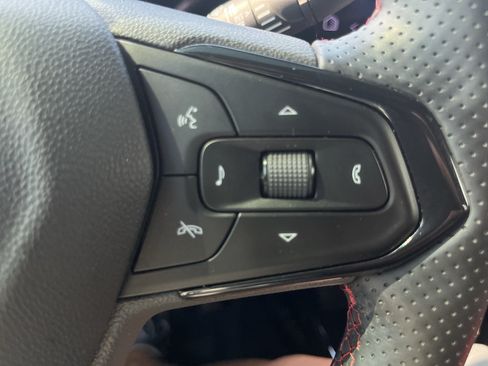 Used 2025 Chevrolet Trax RS FWD image 20