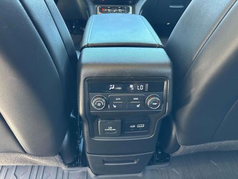 Used 2022 GMC Acadia Denali w/ Denali Ultimate Package AWD/4WD image 11