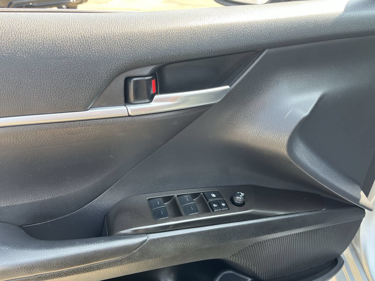 Used 2023 Toyota Camry SE FWD image 19