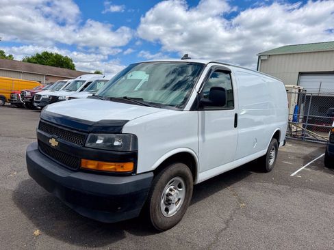 Used 2018 Chevrolet Express 2500 w/ Driver Convenience Package RWD image 3