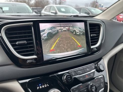 Used 2024 Chrysler Pacifica Touring-L image 2