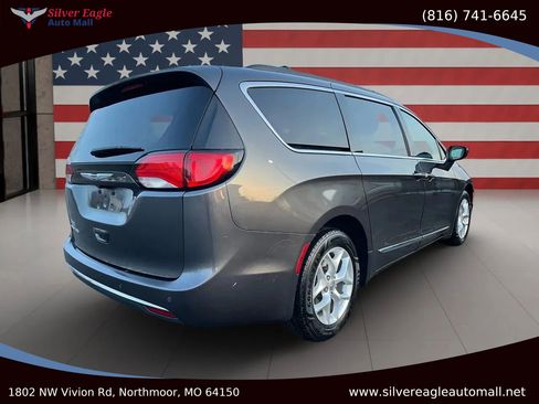 Used 2017 Chrysler Pacifica Touring-L w/ Tire & Wheel Group image 3