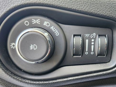 Used 2018 Jeep Renegade Trailhawk w/ Cold Weather Group II image 19