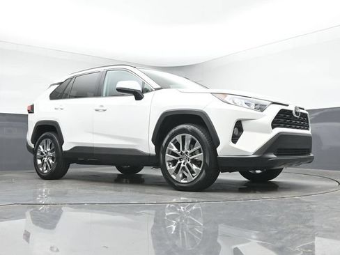 Used 2020 Toyota RAV4 XLE Premium FWD image 29
