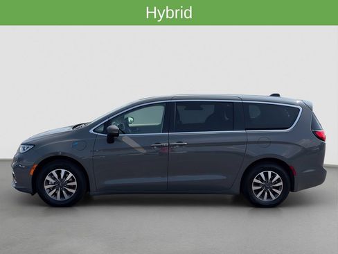 Used 2023 Chrysler Pacifica Touring-L FWD image 3