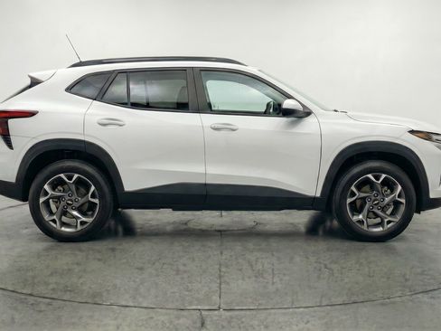 Used 2025 Chevrolet Trax LT FWD image 11