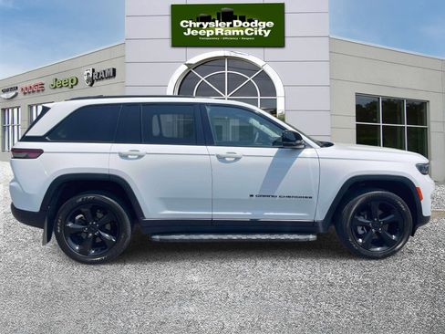 Used 2023 Jeep Grand Cherokee Limited w/ Black Appearance Package AWD/4WD image 5