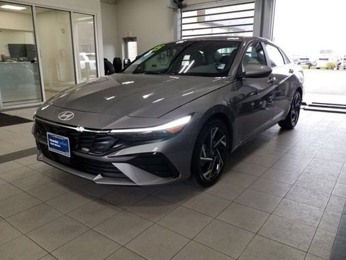 Certified 2025 Hyundai Elantra SEL w/ Cargo Package image 2