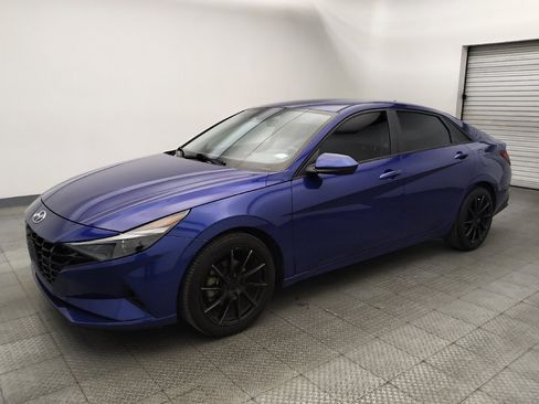 Used 2021 Hyundai Elantra SE FWD image 2