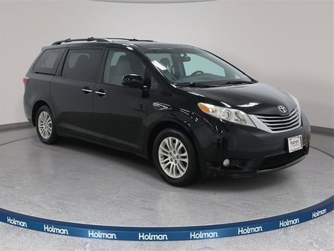Used 2017 Toyota Sienna XLE Premium image 4