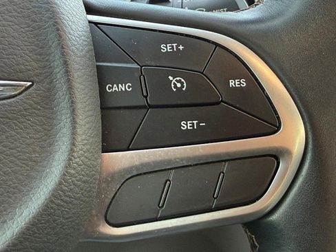 Used 2017 Chrysler Pacifica Touring-L w/ Tire & Wheel Group image 15