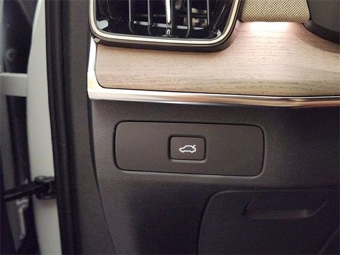 New 2026 Volvo XC90 B6 Plus w/ Protection Package Premier image 22