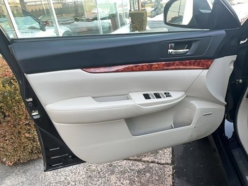 Used 2010 Subaru Outback 2.5i Limited w/ Popular Equipment Group 1B image 15