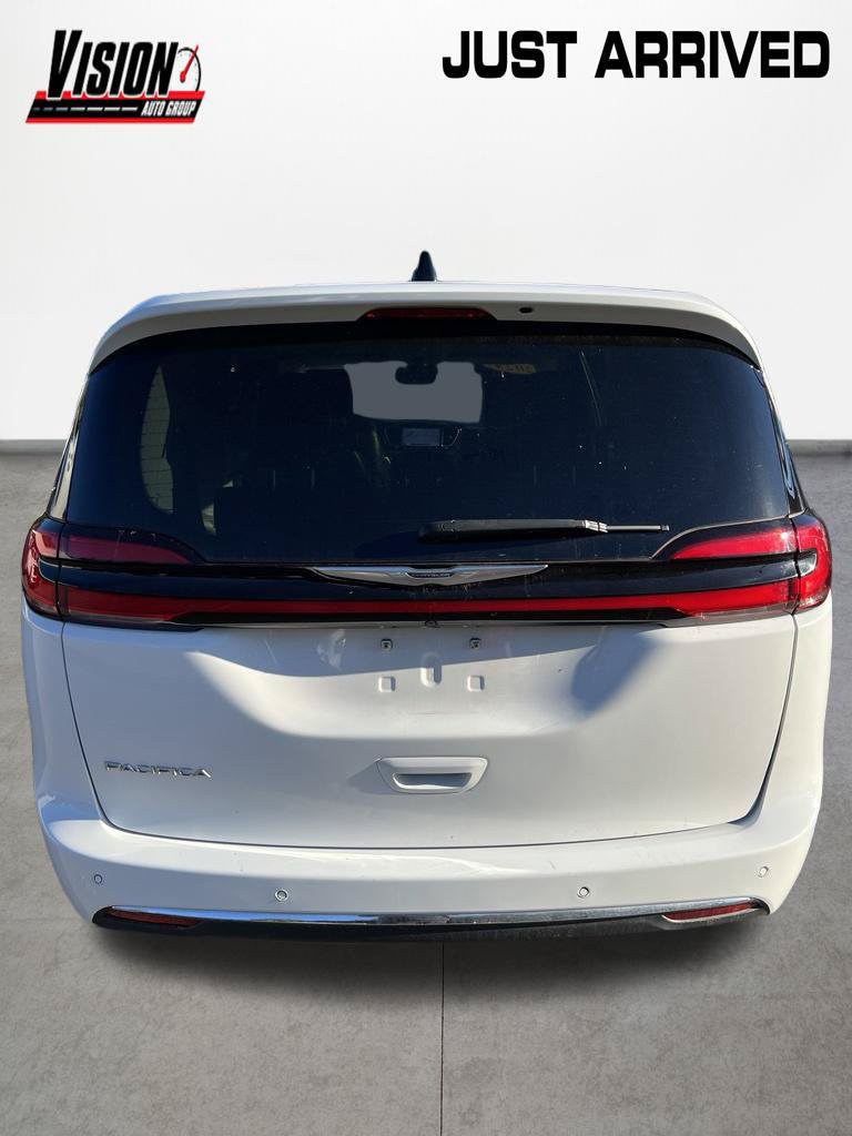 Used 2024 Chrysler Pacifica Touring-L FWD image 4
