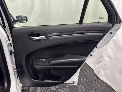 Used 2015 Chrysler 300 Limited image 31
