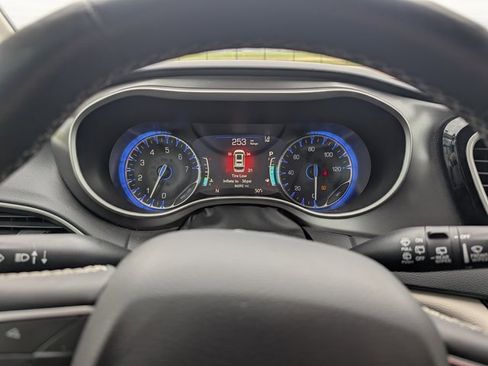 Used 2023 Chrysler Pacifica Touring-L image 15