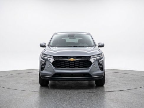 Used 2025 Chevrolet Trax LT FWD image 2